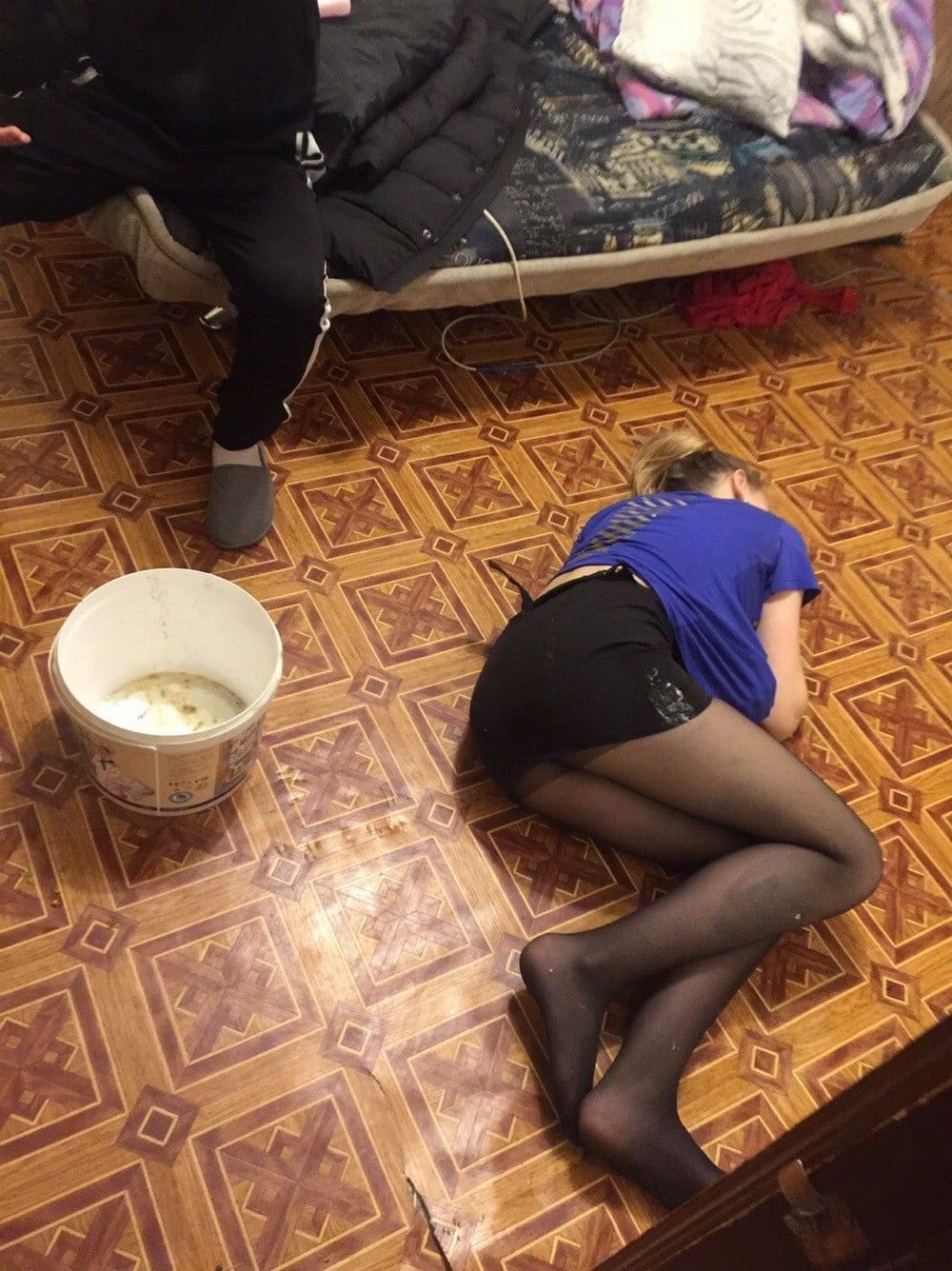 Пьяные девушки в колготках
