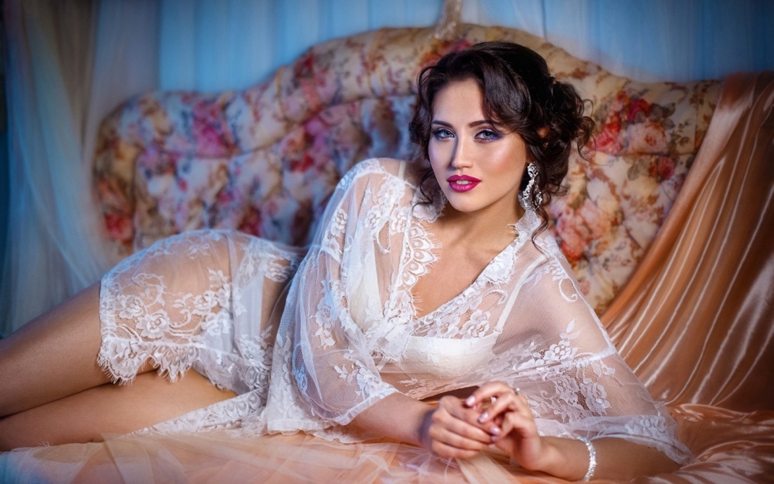 Девушки в шелковом белье