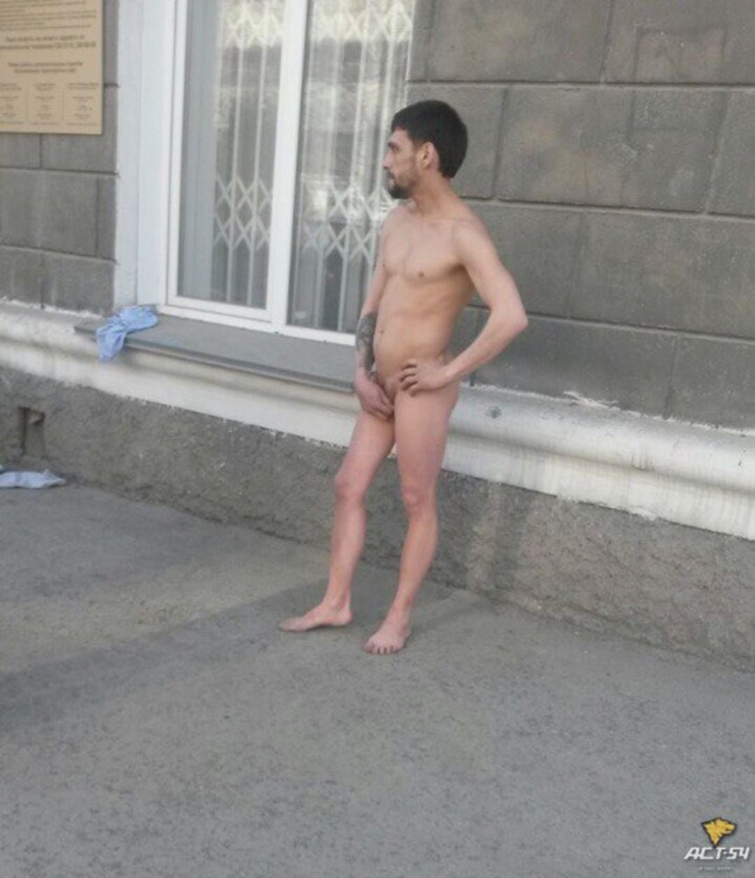 Пацаны голышом на улице