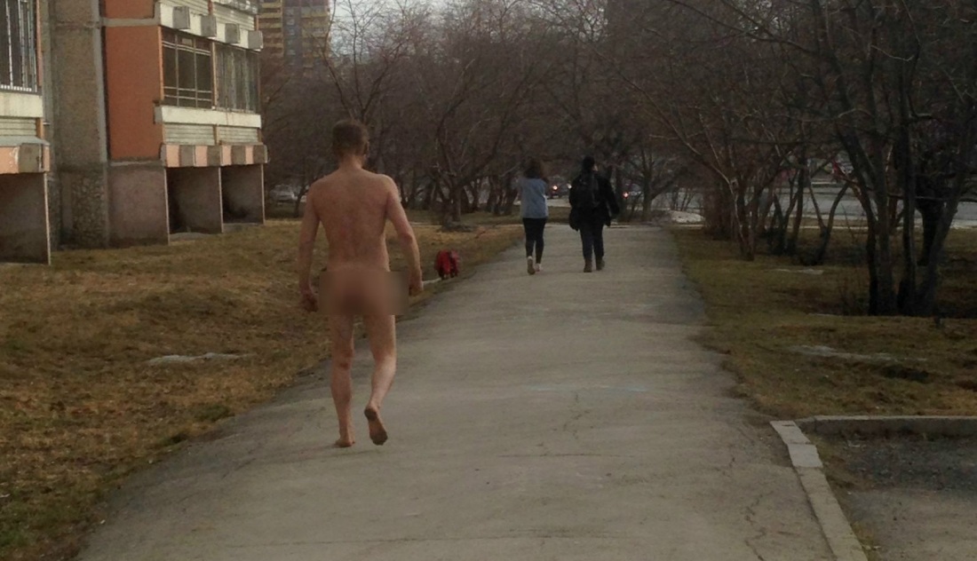 Голые парни на улицах города