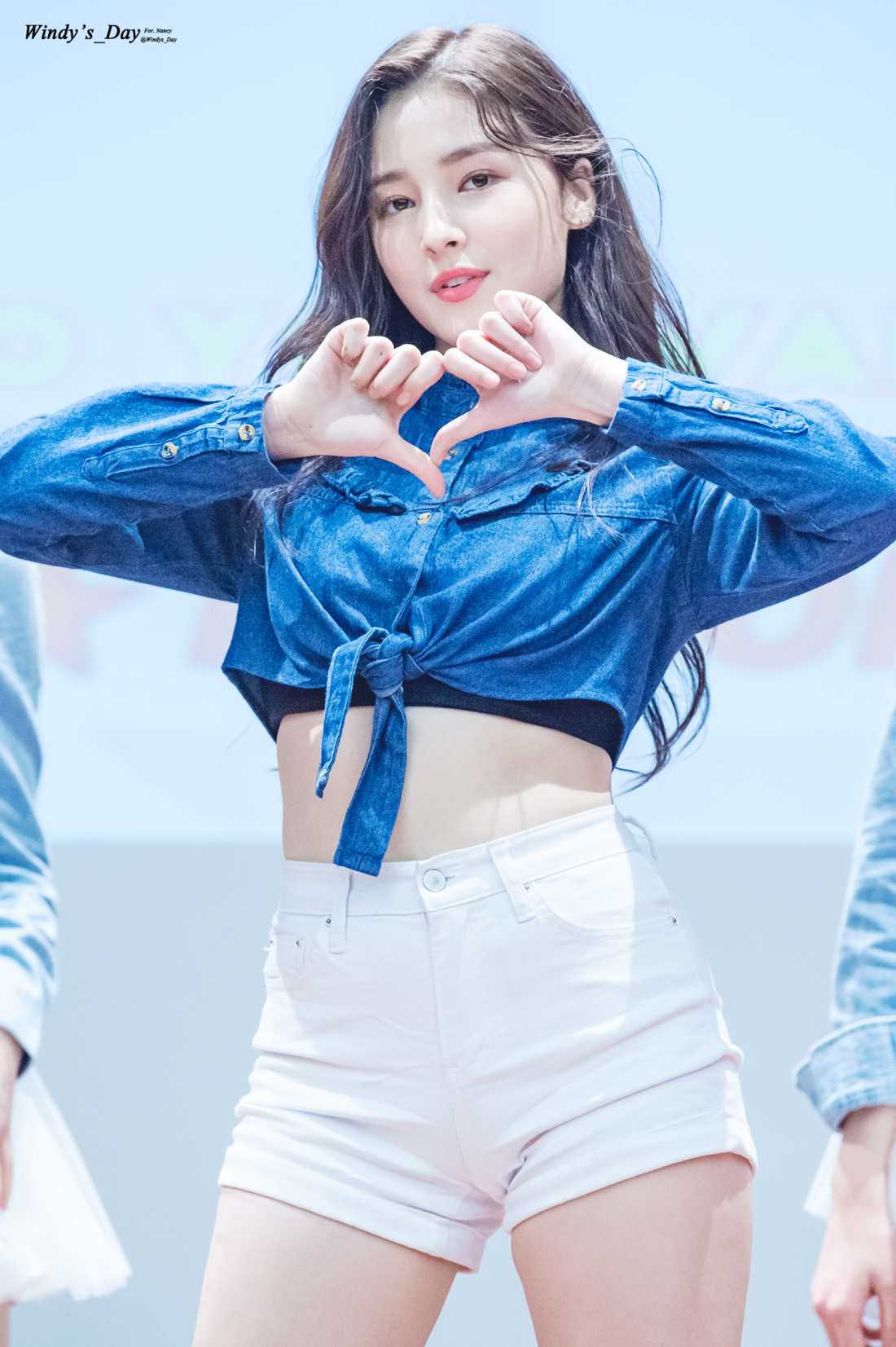 Группа MOMOLAND Нэнси