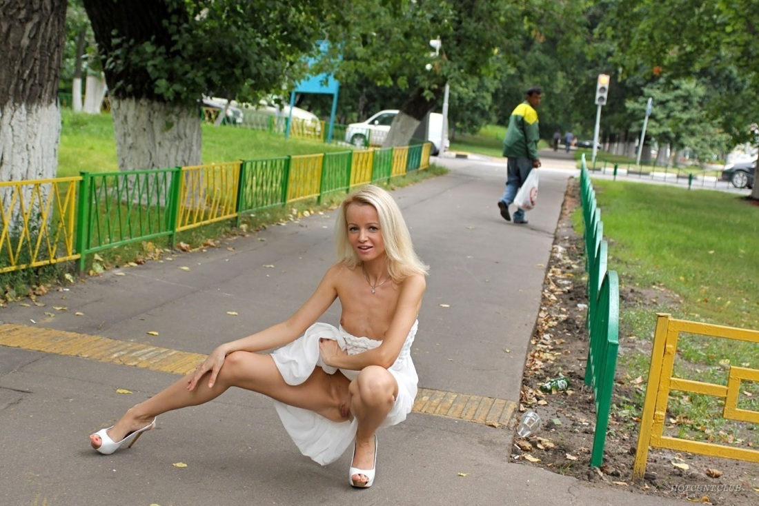 Женщины в городе без трусиков