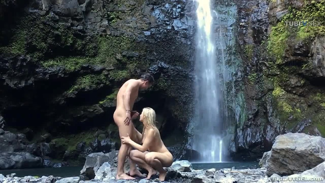 Шикарная ебля у водопада