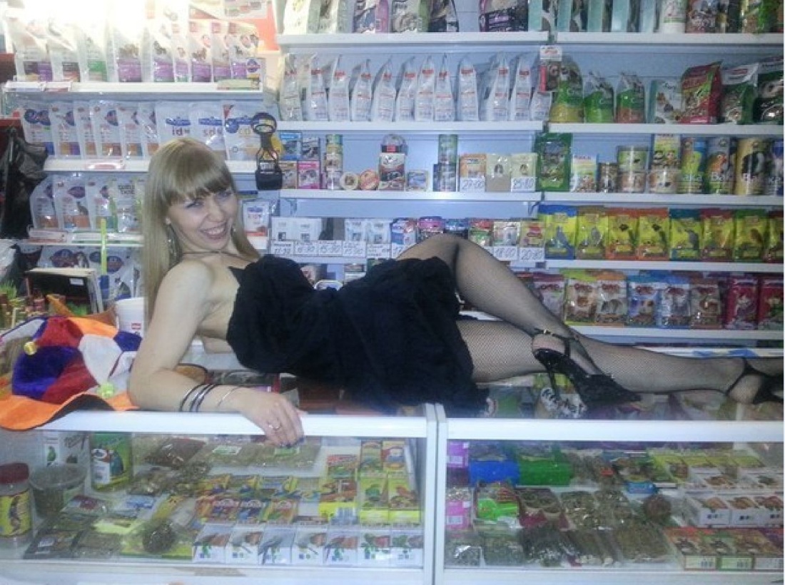 Женщины в магазине частное