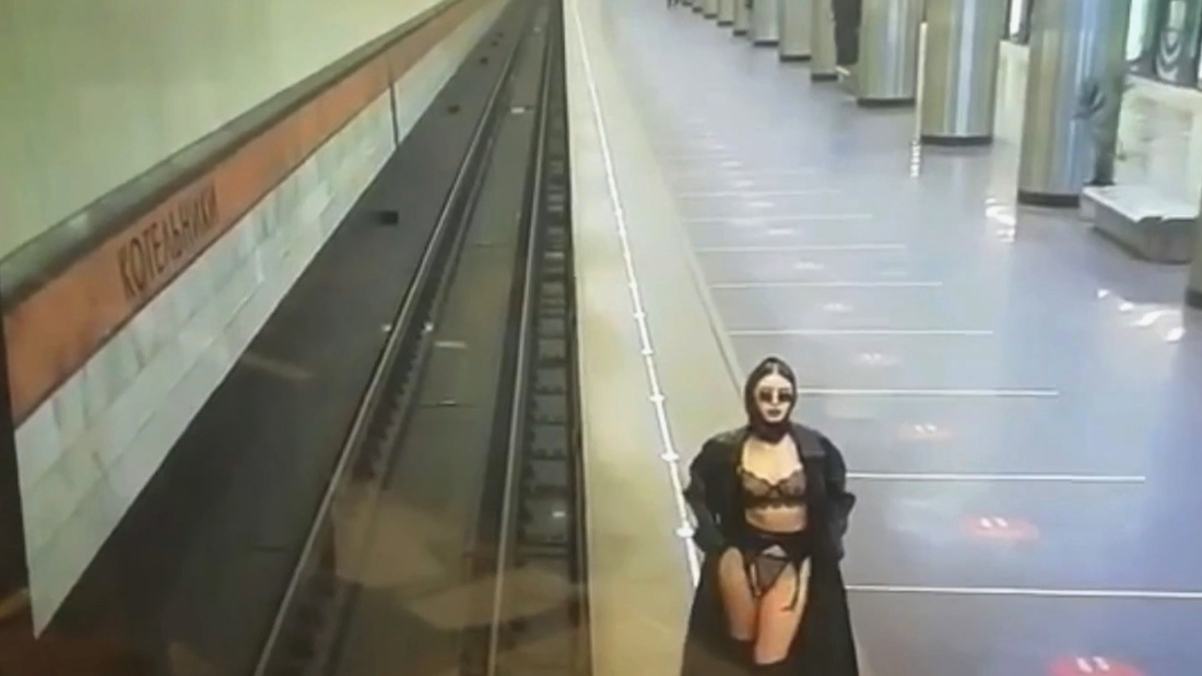 Девушка разделась в Московском метро