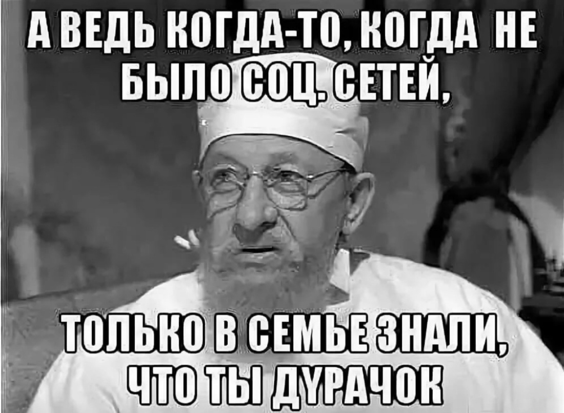 Курящие женщины на улице