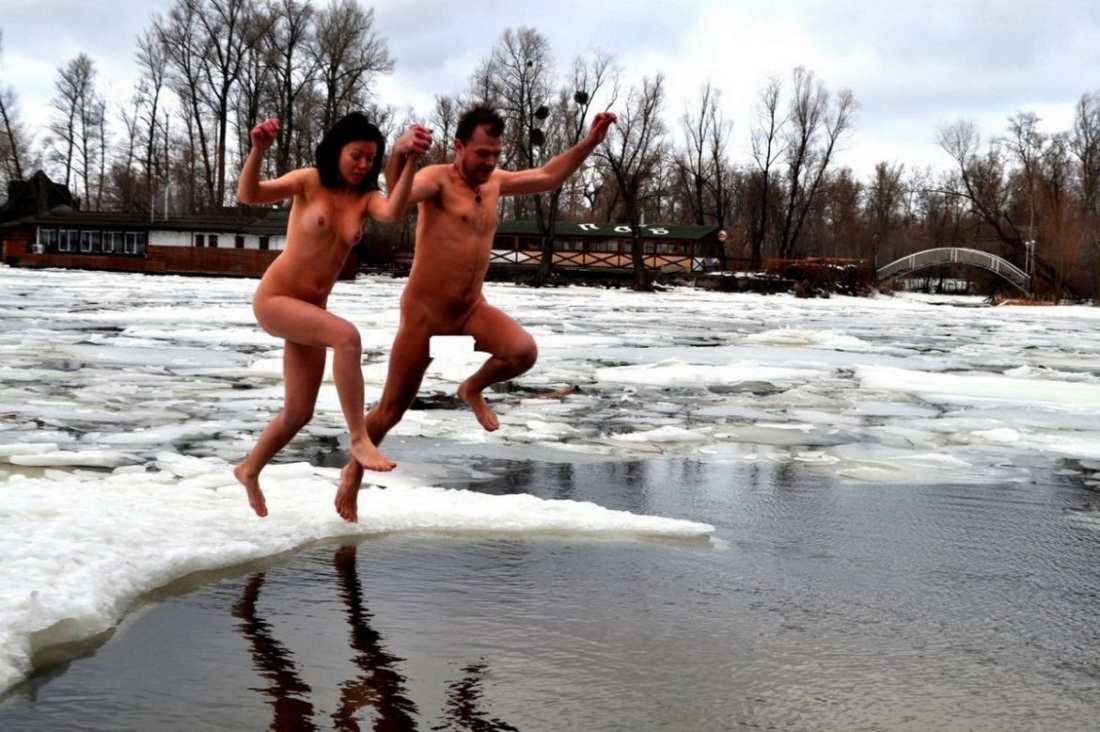 Голые женщины купаются в проруби