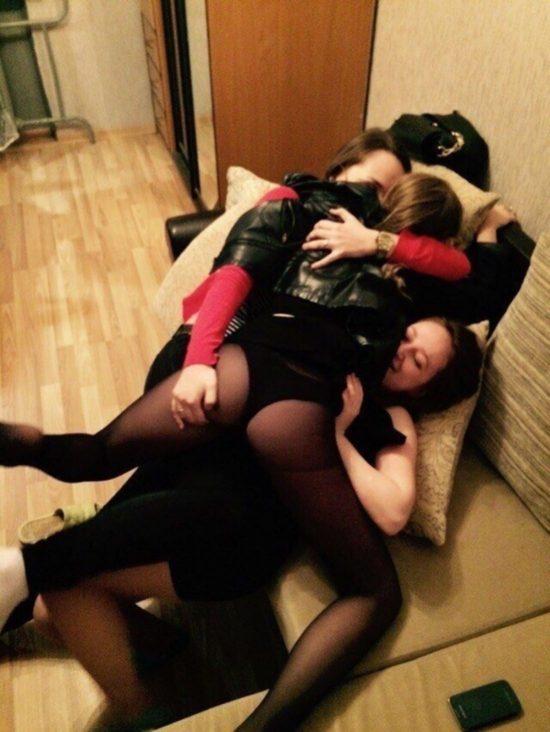 Веселые пьяные голые девки