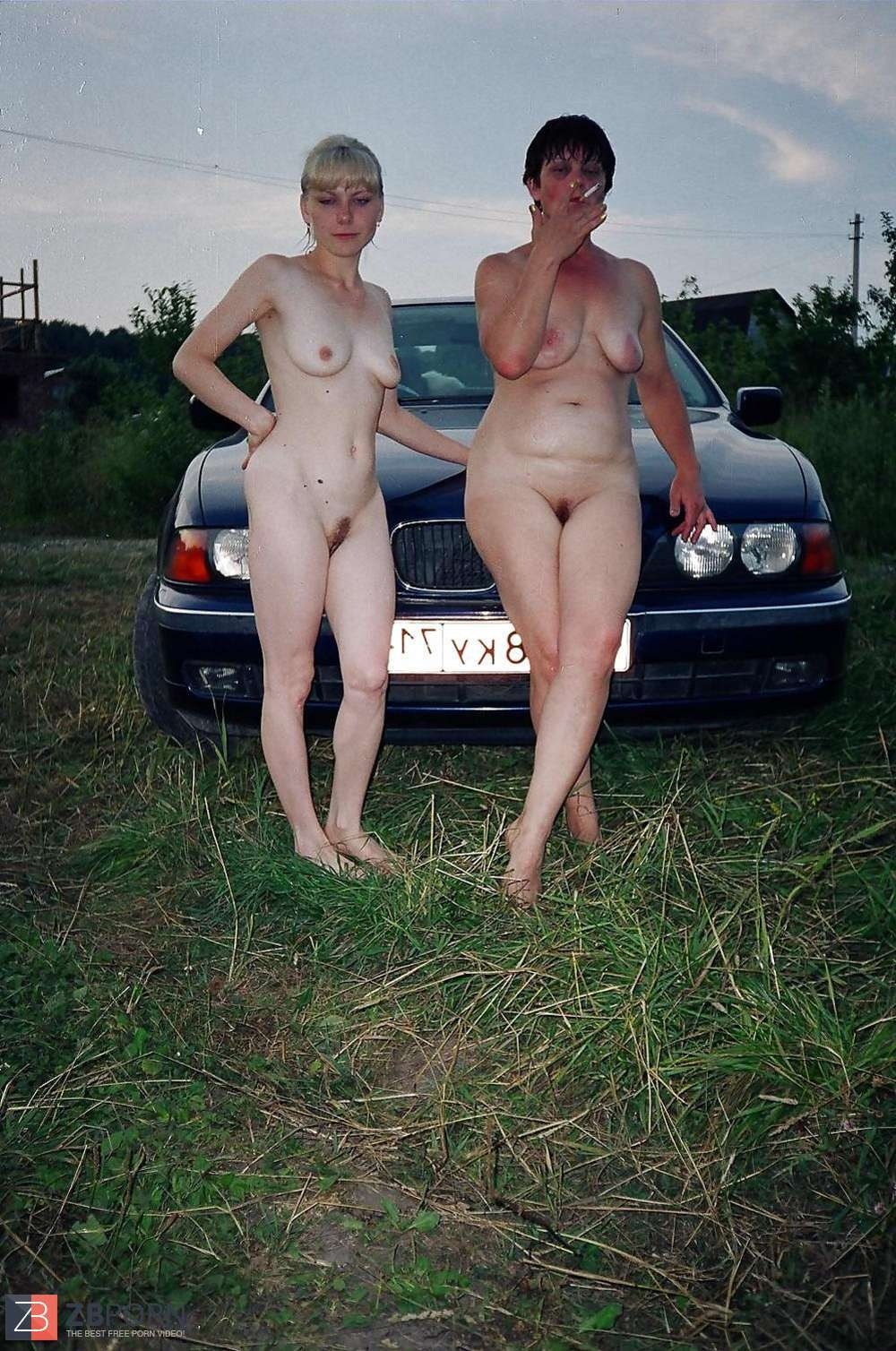 Голые на природе возле машины