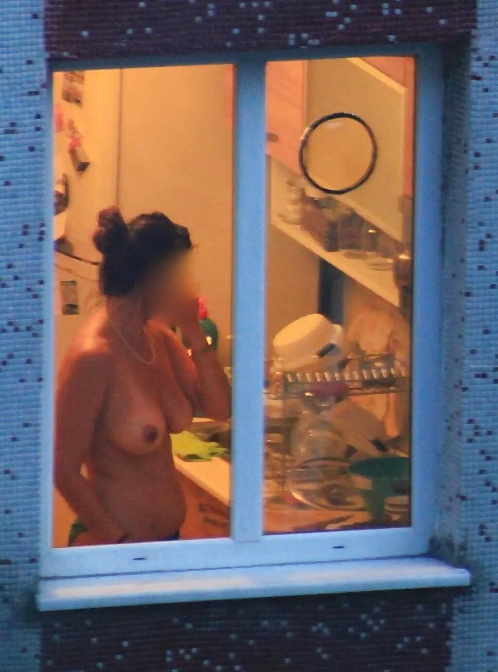 Подглядывание в окна за голыми