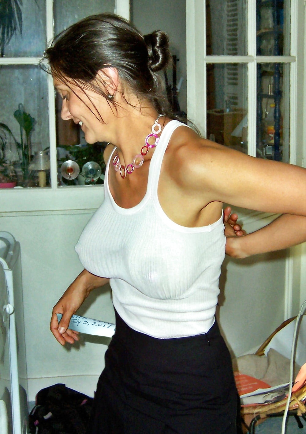Мама в майке без лифчика