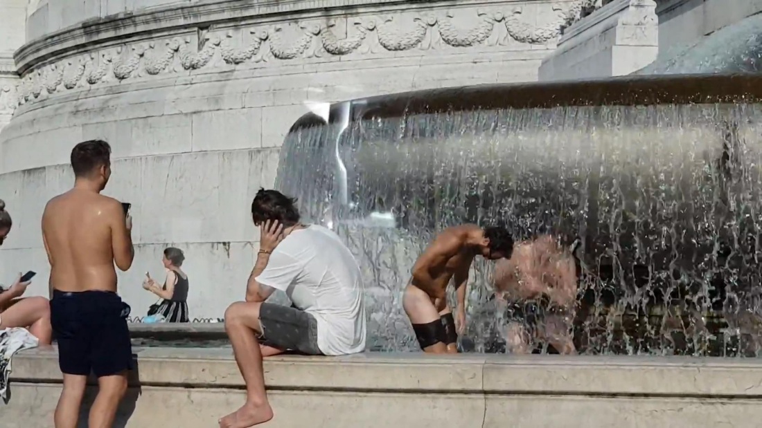Купание в фонтане голышом