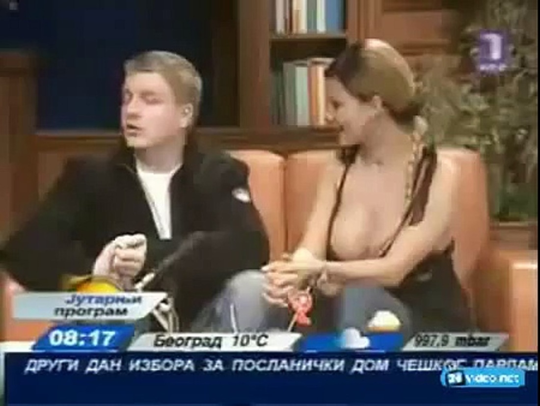 Сиськи выпали в прямом эфире