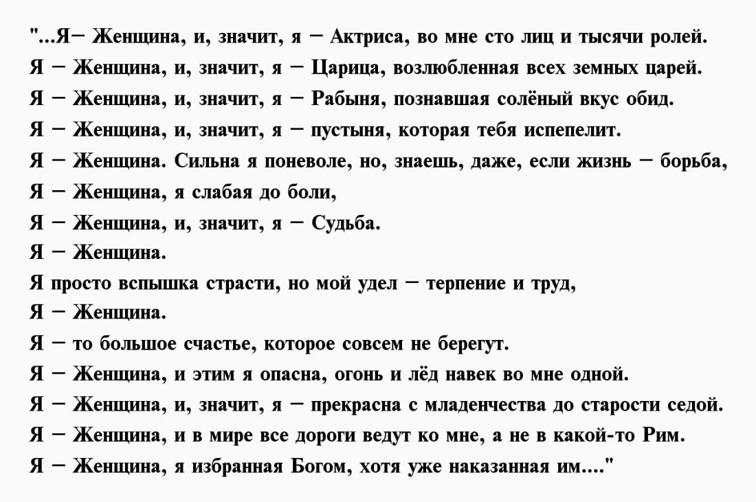 Девушка в розовом купальнике в бассейне