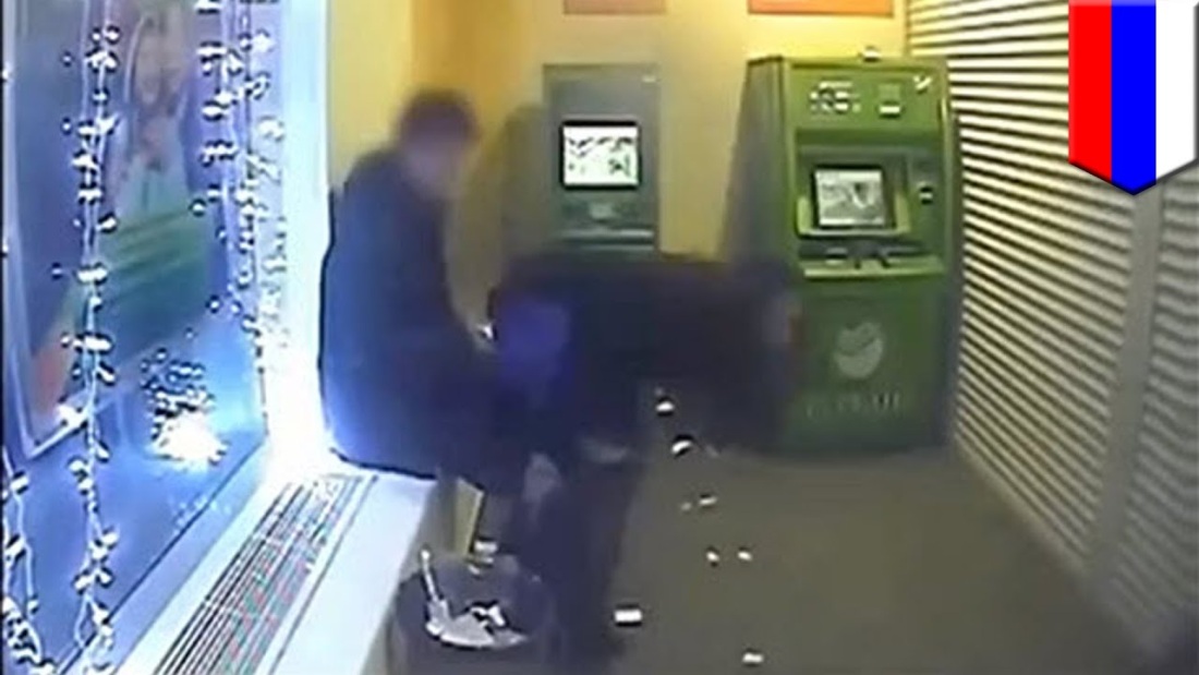 Голая у банкомата