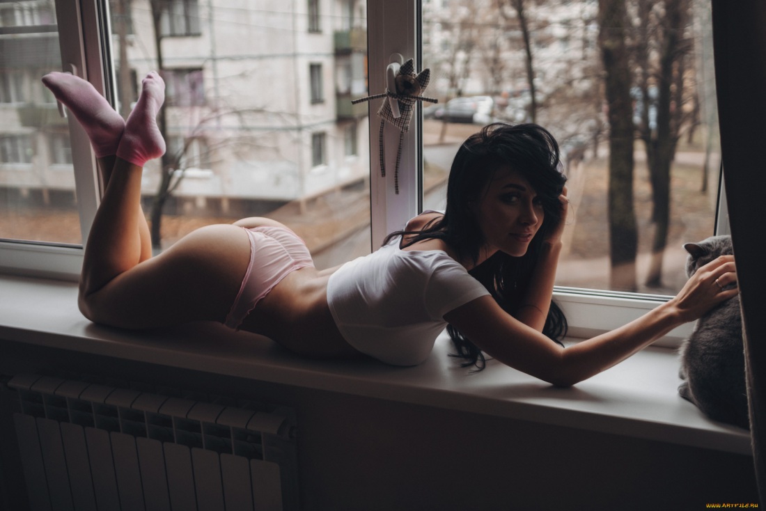 Девушка на подоконнике