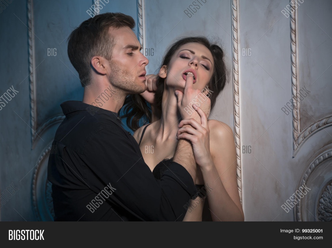 Влюбленные на стене