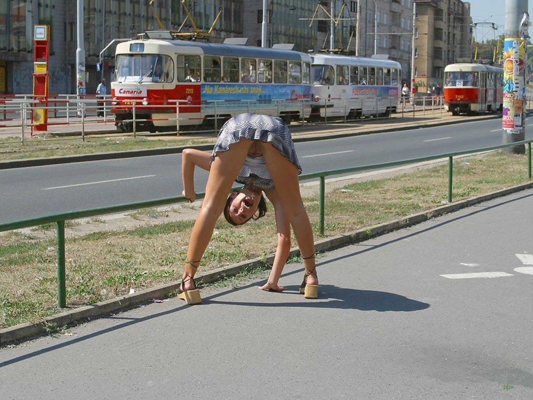 Разделась ночью на улице