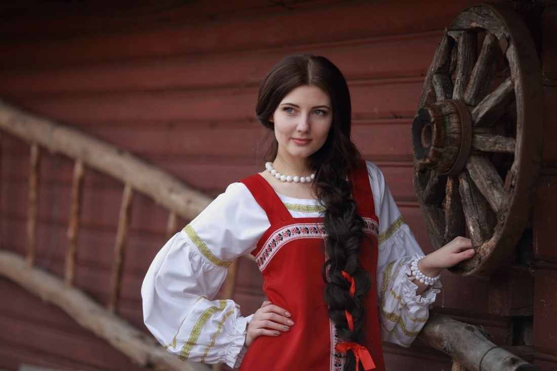 Девушка в народном костюме