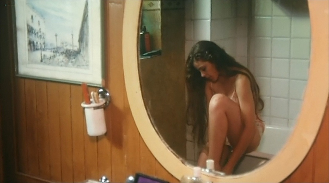 Naked teen Ornella Spreading