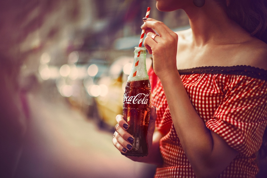 Coca Cola в руке