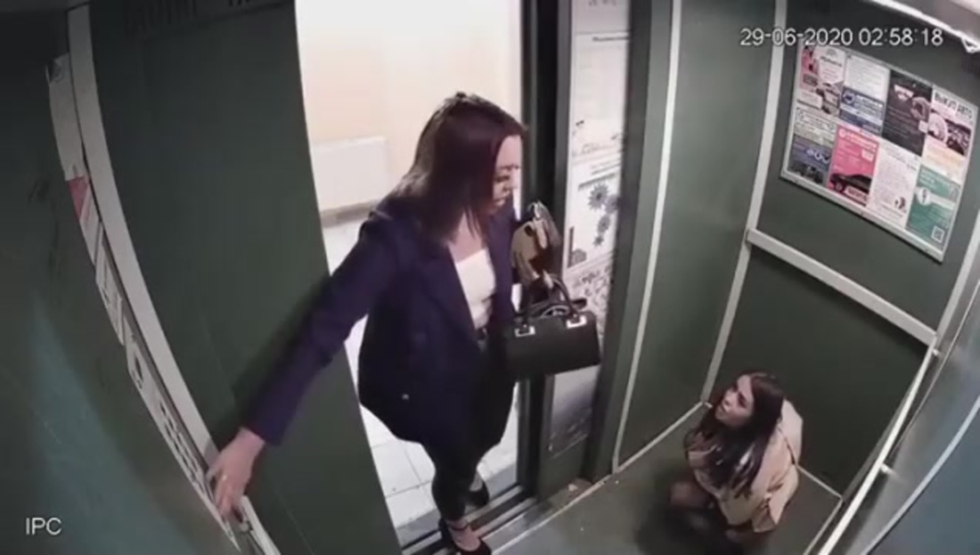 Девушка справляет нужду в лифте