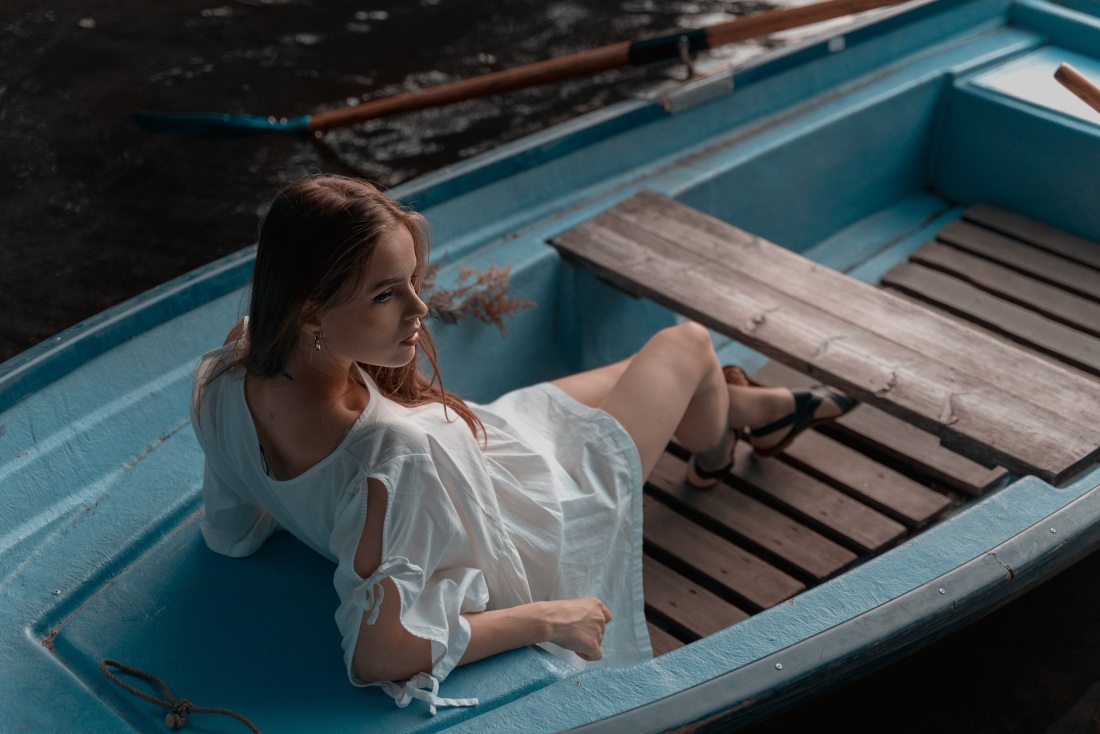 Фотосессия в лодке девушка