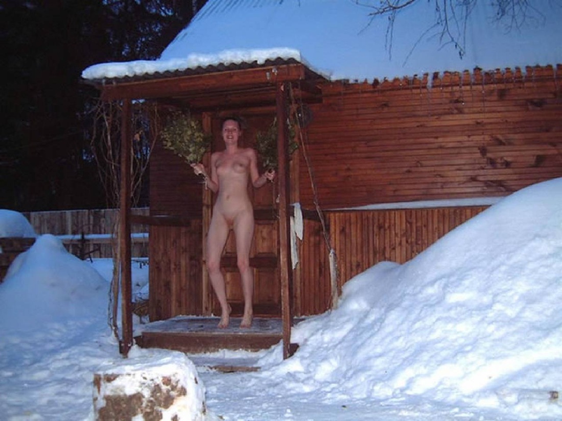 Голые женщины моются в бане