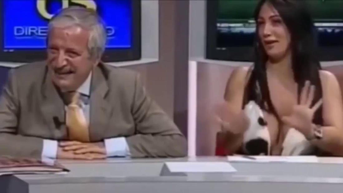 Грудь ведущей в прямом эфире