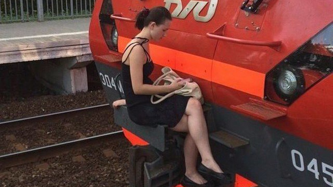 Спящие в поездах женщины