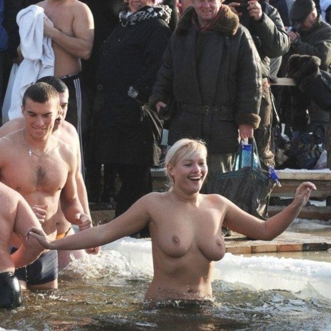 Голые девки купаются в проруби