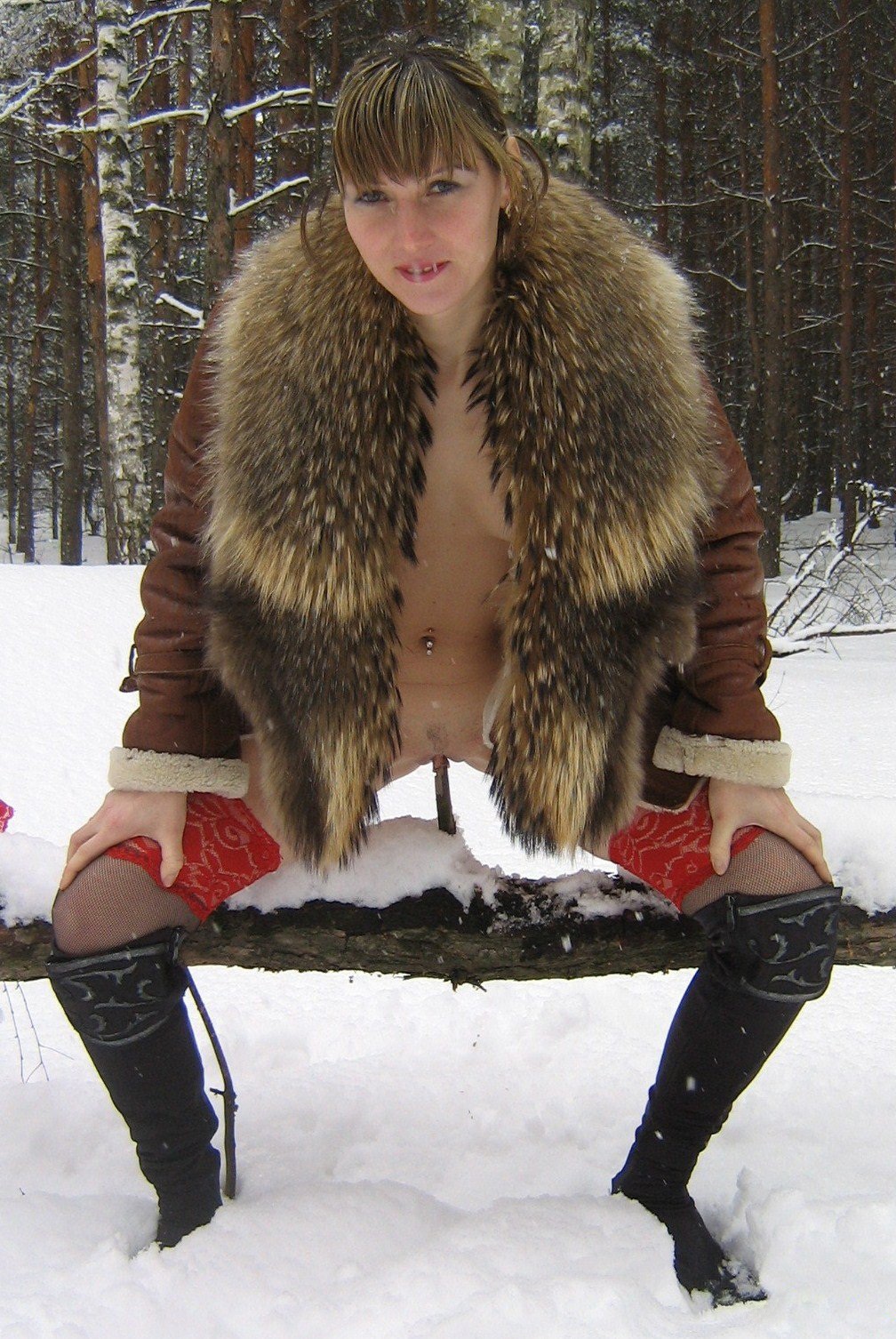 Зимой в шубе и трусиках