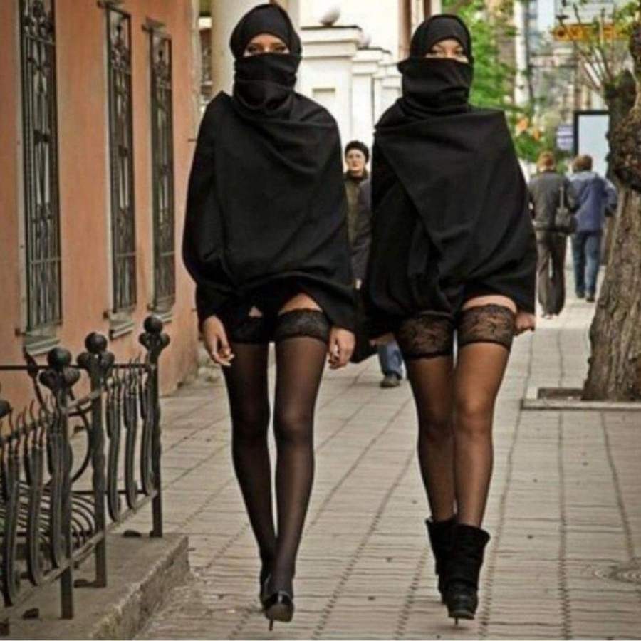 Девушка в парандже и чулках