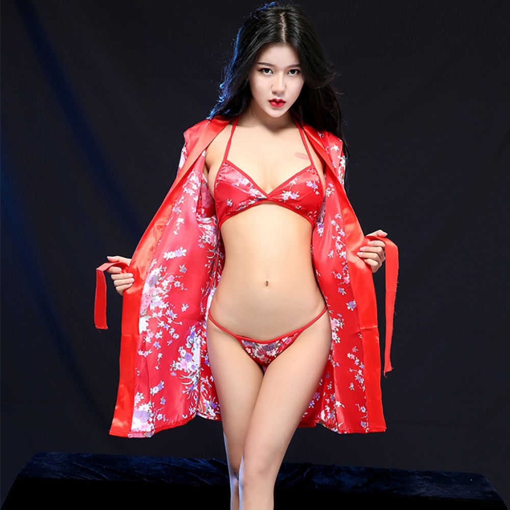 Девушка с большой грудью в кимоно