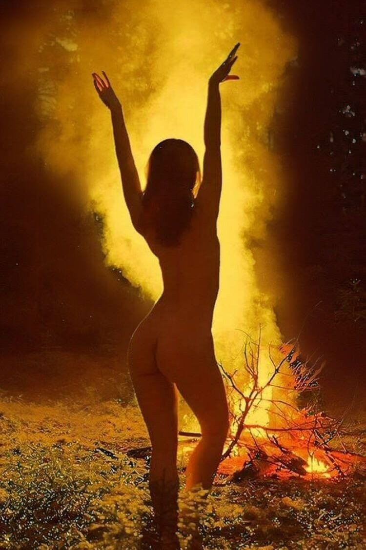 Фотосессия ню в ночном лесу