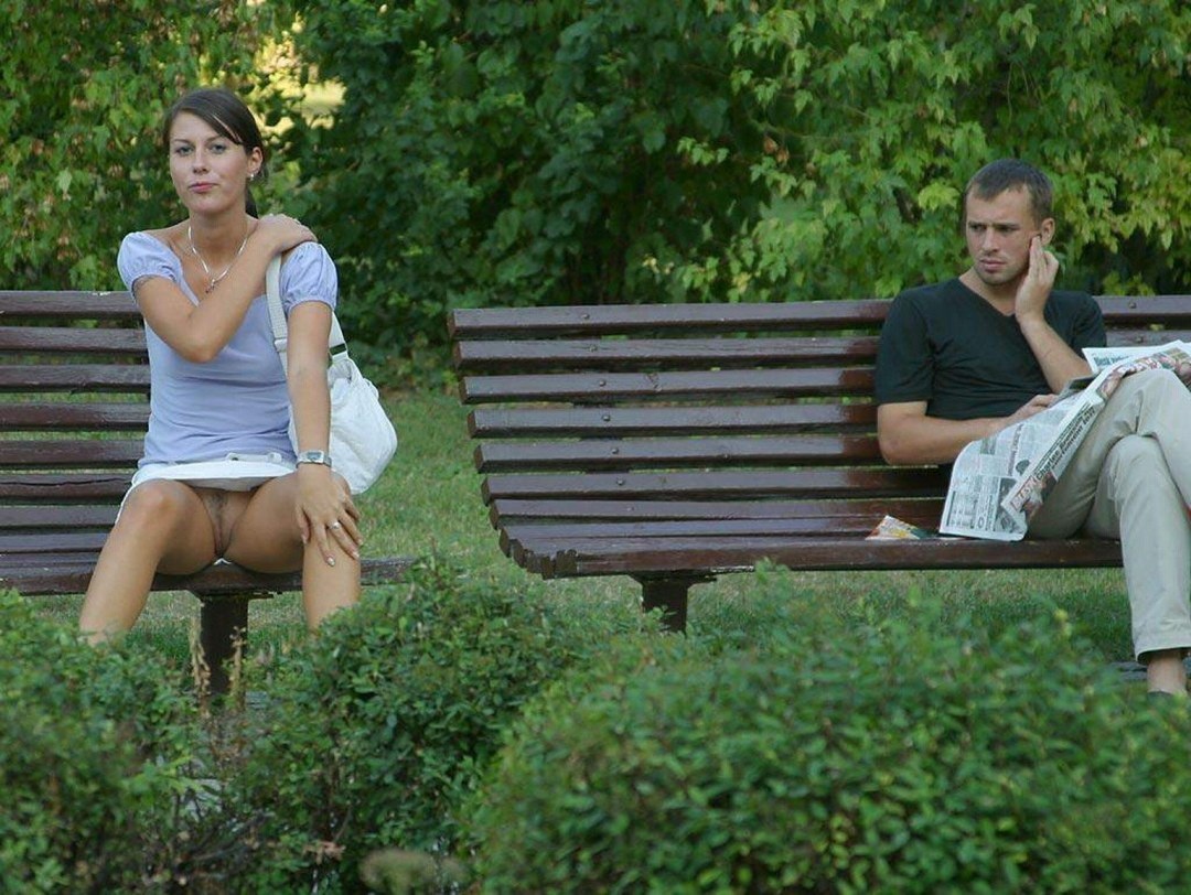 Девушка на лавочке без трусов