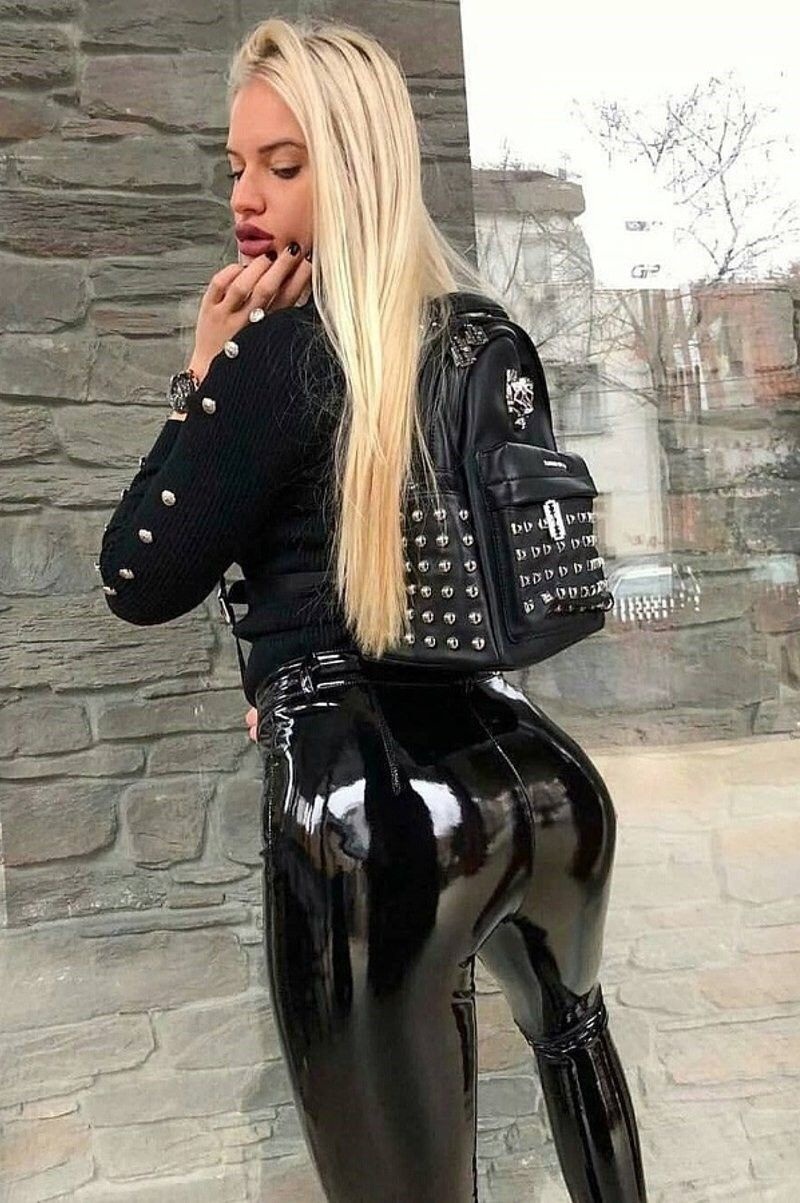 Милфы в кожаных лосинах