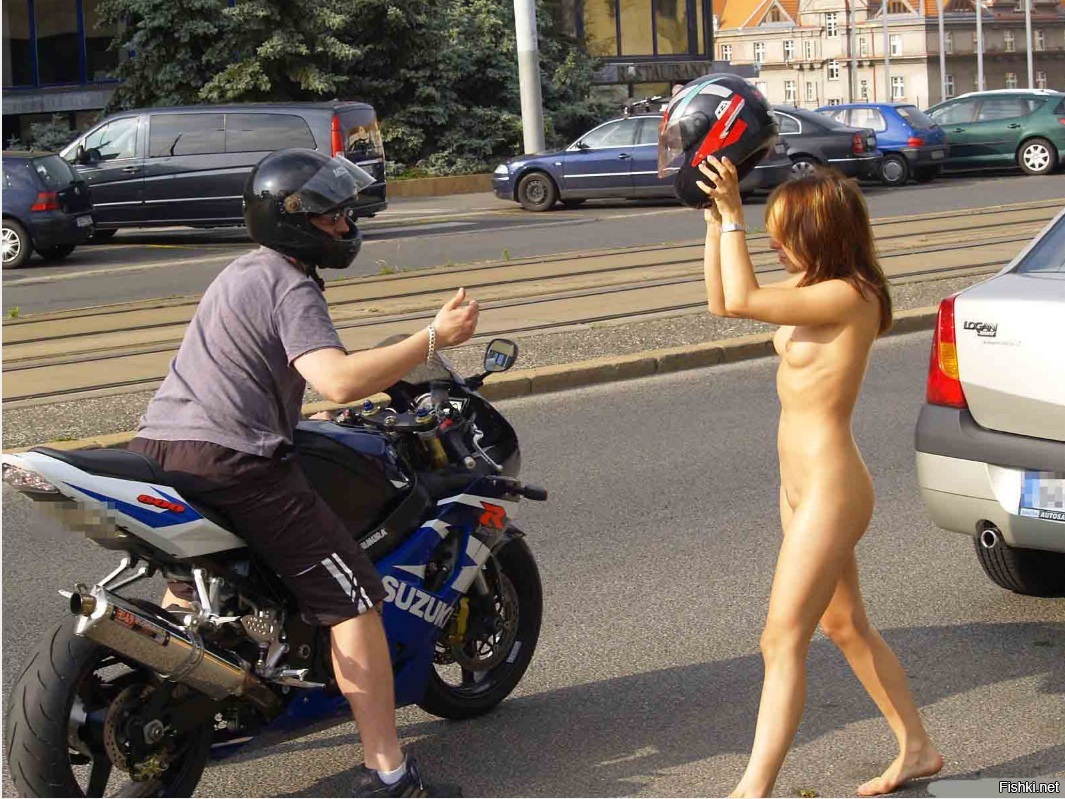 Девушки без трусов на мотоцикле