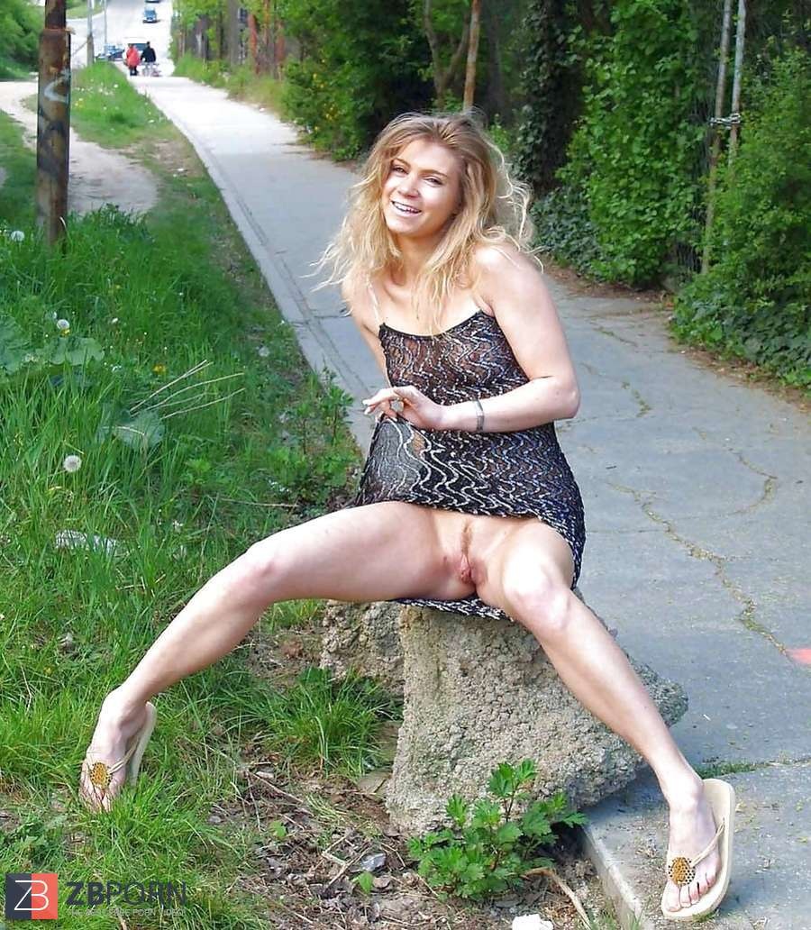 Женская киска под платьем домашнее на улице