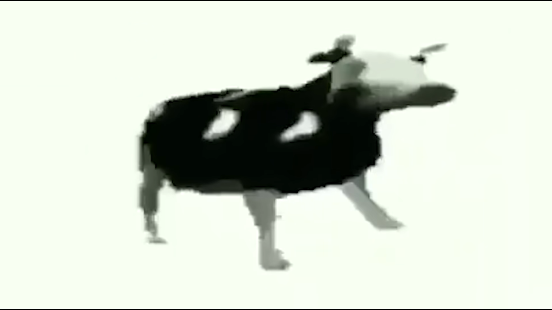 Мужчина сзади держит женщину за грудь