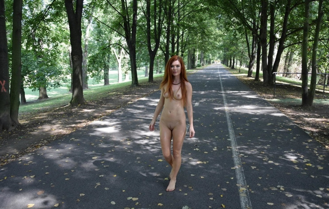Голые девки на улицах Москвы