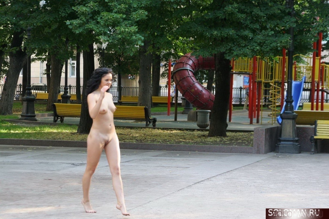 Без трусов загорает в парке