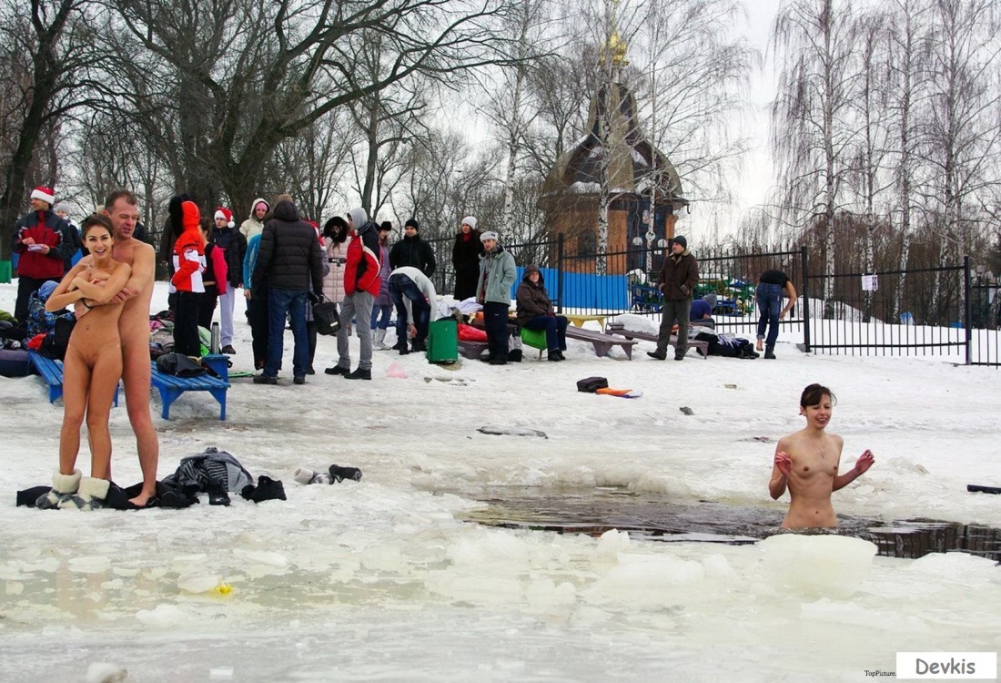 Голые красотки в проруби