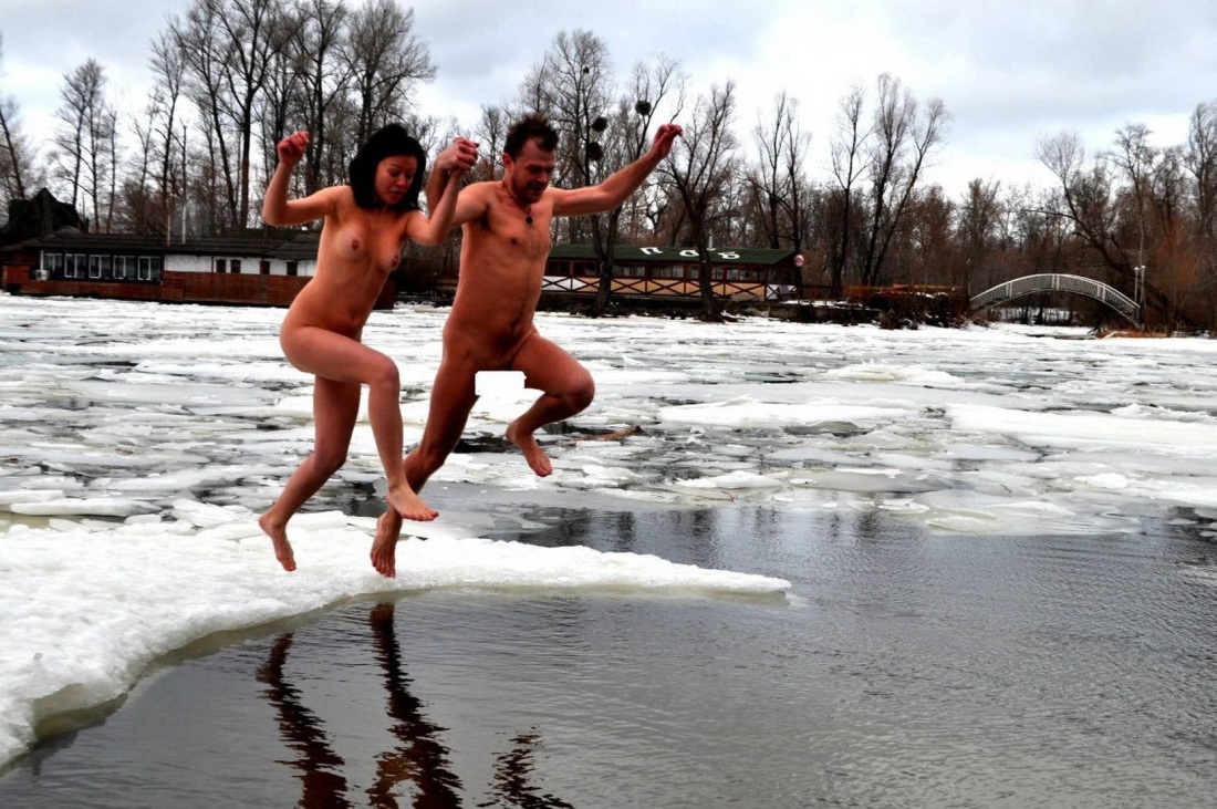 Голые женщины зимой в проруби
