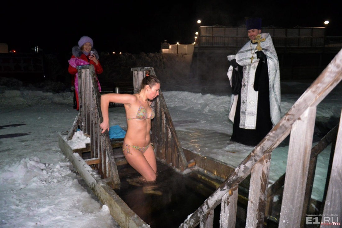Голые женщины в проруби после бани