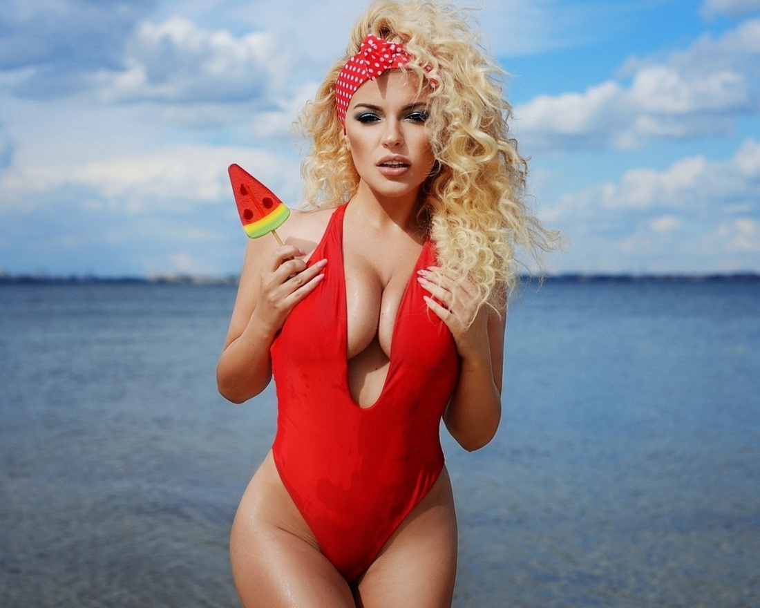Большие бедра блондинки на море