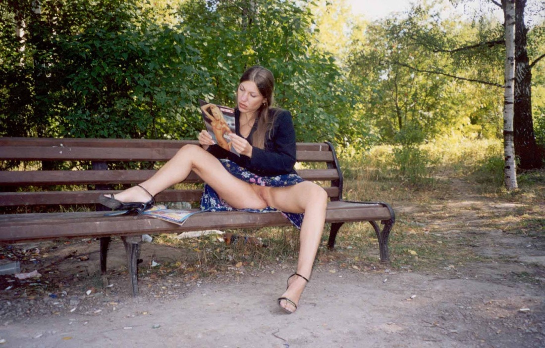 Ню на скамейке на улице
