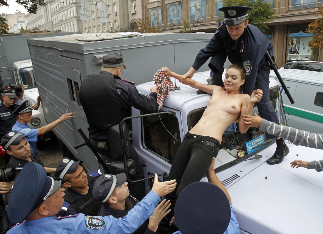 Полицейские раздели женщин