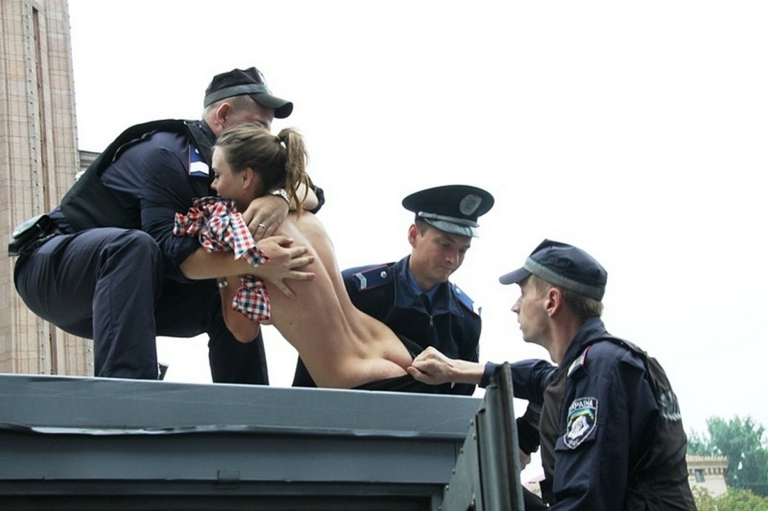 Полицейский досмотр девушек