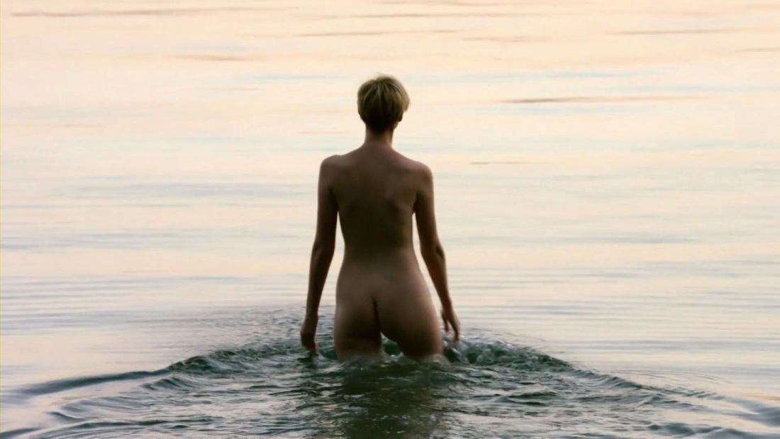 Элизабет Дебики в купальнике голая